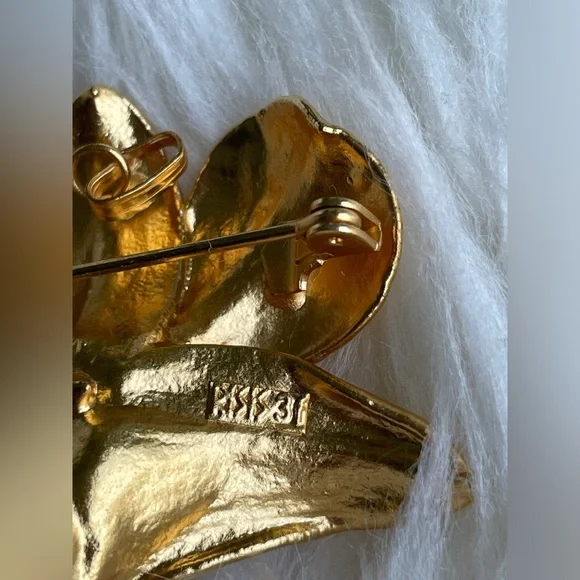 RISIS 24k Gold Dipped Real Orchid Singaporean Brooch or Pendant - Picture 5 of 8